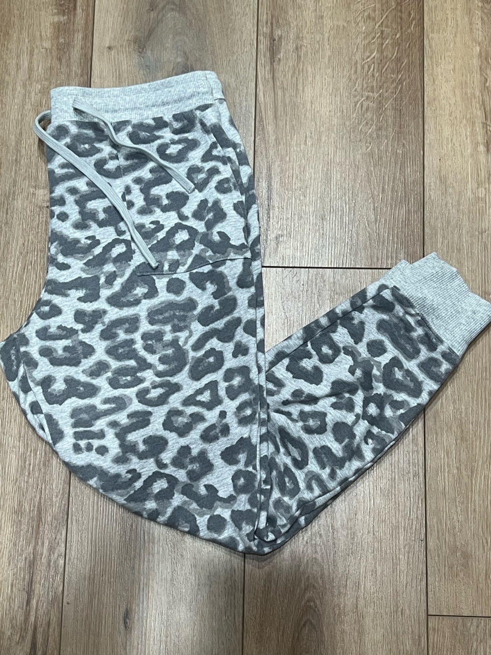 Lucky Brand Women’s Small Gray Leopard Print Jogger Sweatpants